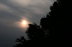 厚い雲に覆われた朝日