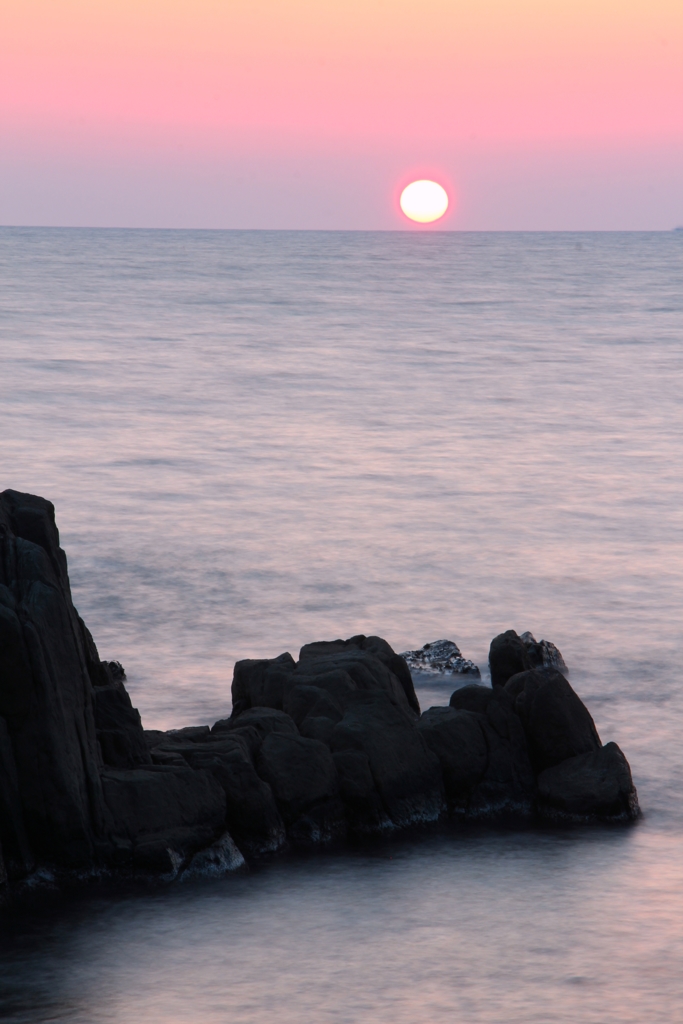 岩礁と夕日