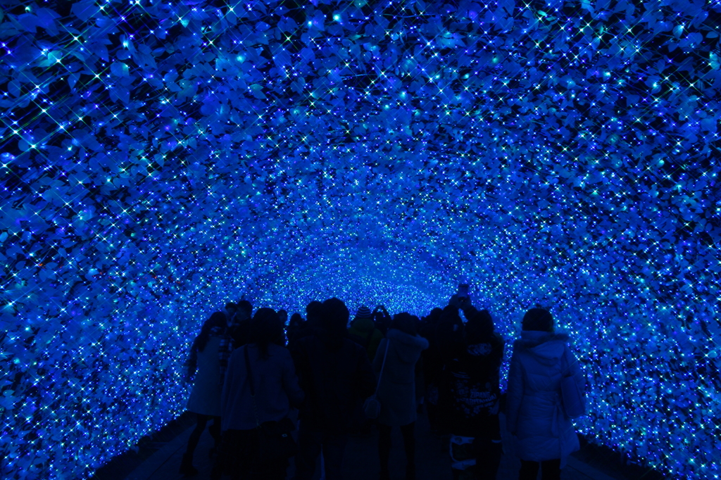 青のトンネル