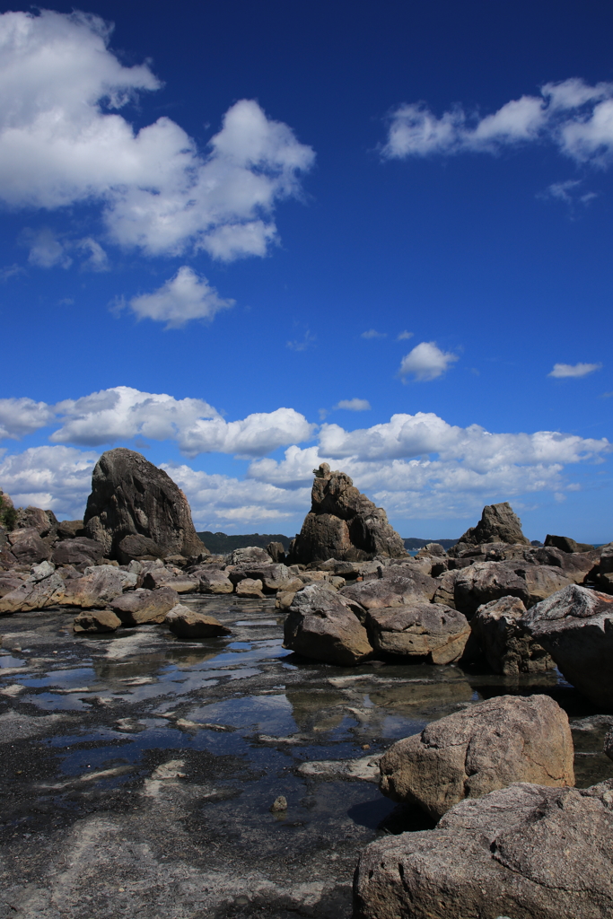 干潮の橋杭岩