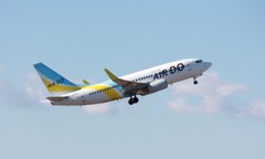 青空に映えるAIR DO