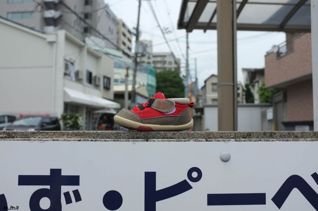 x100のテスト。捨ててたキッズの靴。