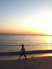 夕日と海と少年