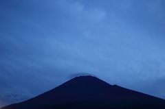 夜明け間際の富士山
