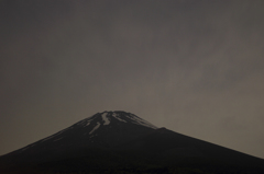 暗闇に浮かぶ富士山