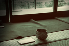 何かが足りない茶碗と和室にて
