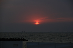 夕日再び隠れ始める