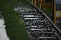 雨の中の線路