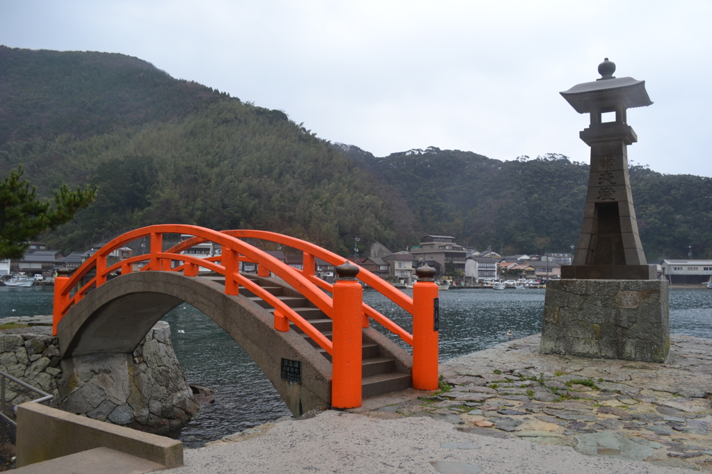 島根県　弁天さんの赤い鳥居・石灯篭