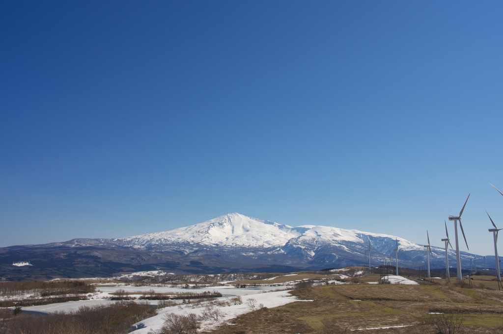 春を迎える鳥海山①