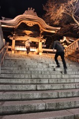 宇都宮二荒山神社に駆け寄る人。