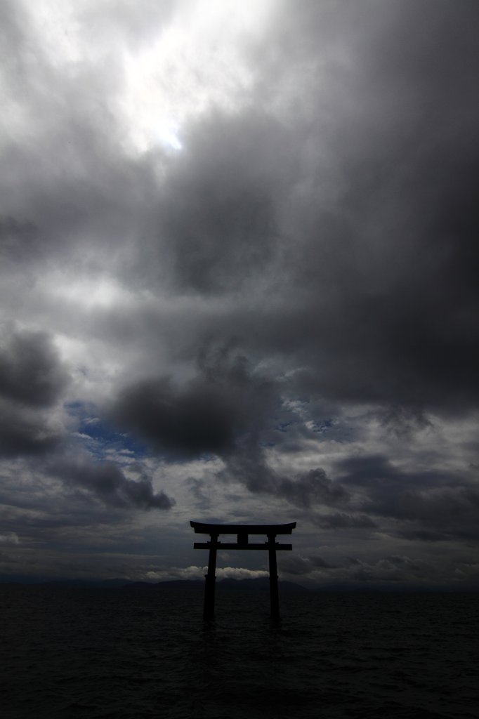 底より来るもの