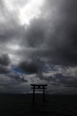 底より来るもの