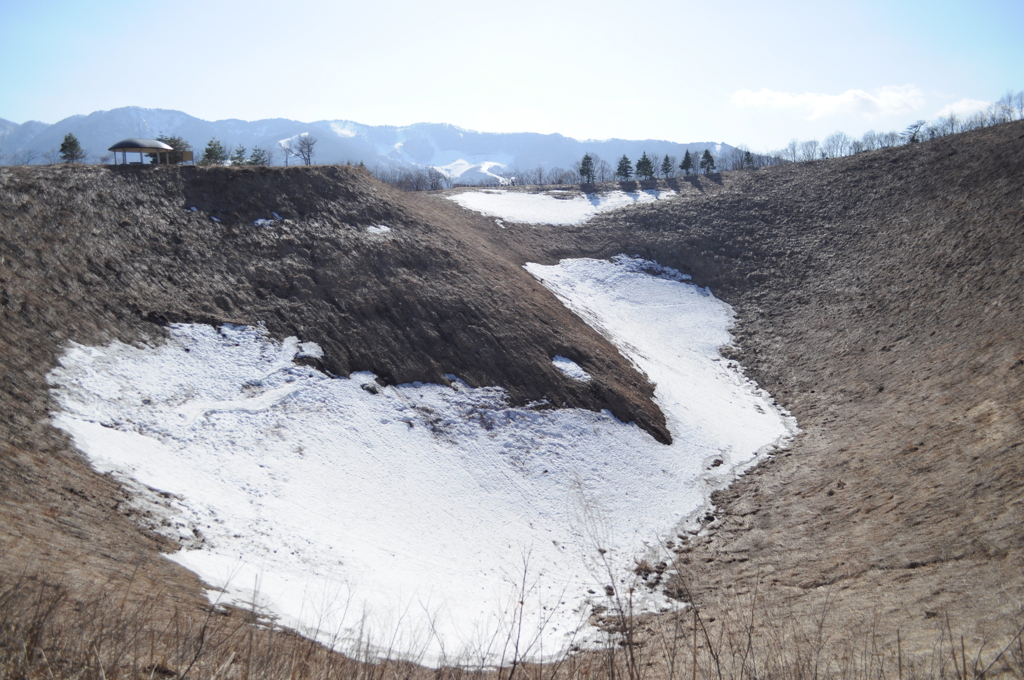 噴火口の残雪