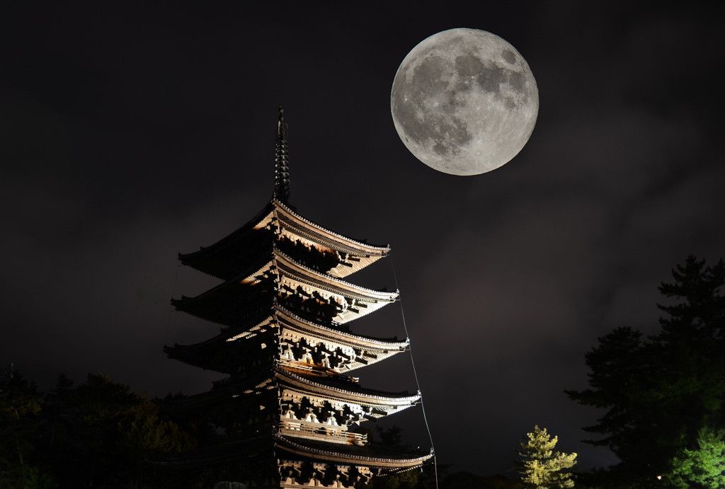 古都の上にもスーパームーン。