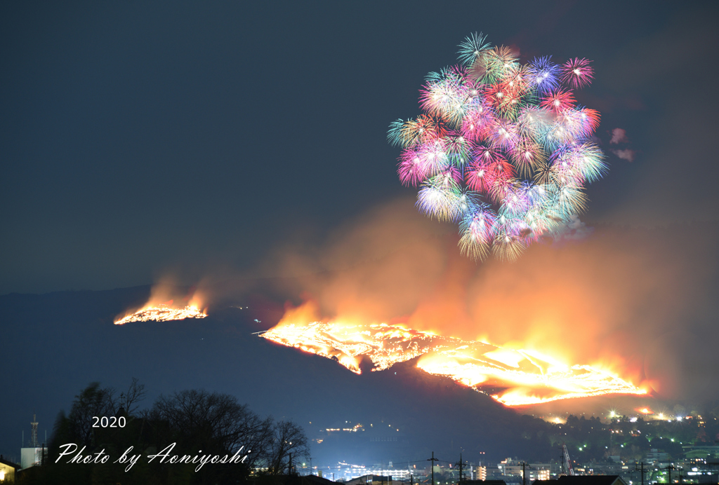 奈良の一年はやはり若草山の山焼きからですね。