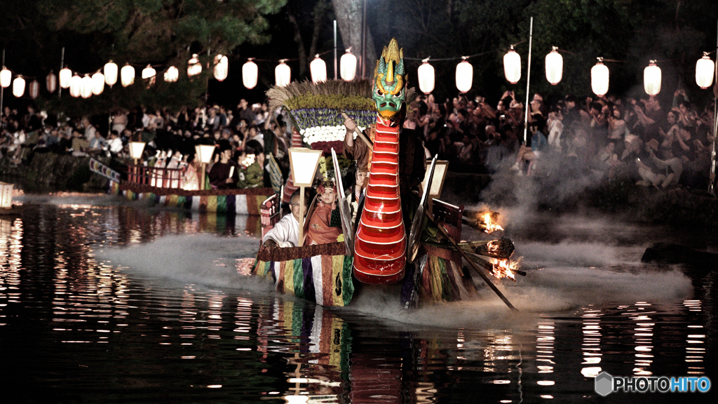 月の明かりで行われる采女祭り