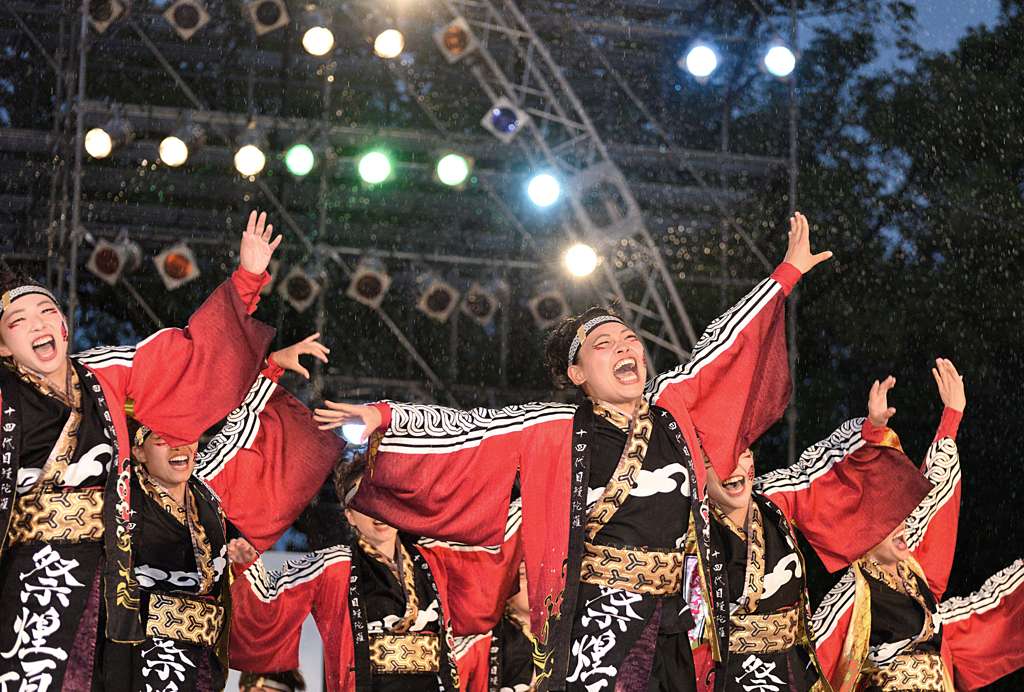 夏の夜、雨中で踊る叫ぶ。