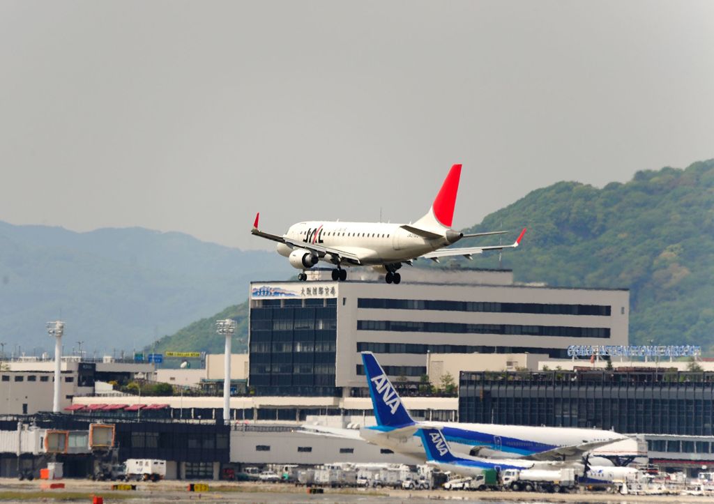 空港ビルに乗せました。