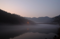 夕暮れの湖畔
