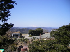 微かに見える富士山