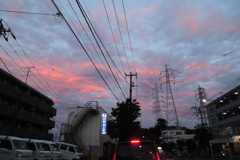 電線だらけの紅い空