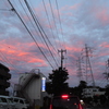 電線だらけの紅い空