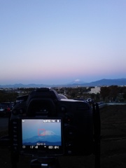 富士山を撮るカメラを撮るスマホのカメラ