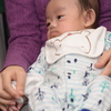壁に背を当て
