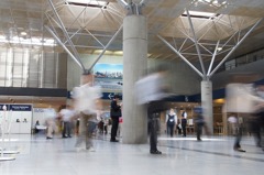 メッセを歩く人々