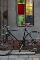 窓と自転車