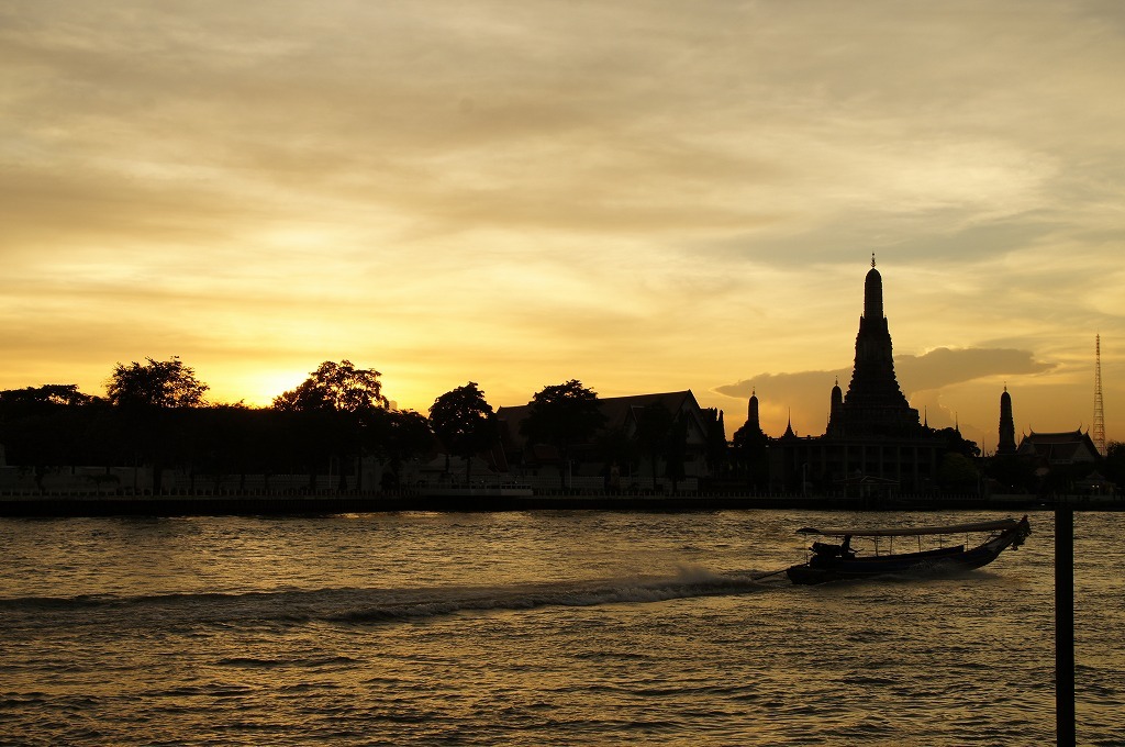 夕暮れのチャオプラヤー川