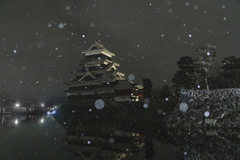 雪の舞う松本城-4