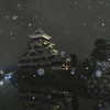 雪の舞う松本城-4