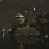 雪の舞う松本城-1