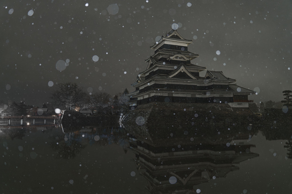 雪の舞う松本城-3