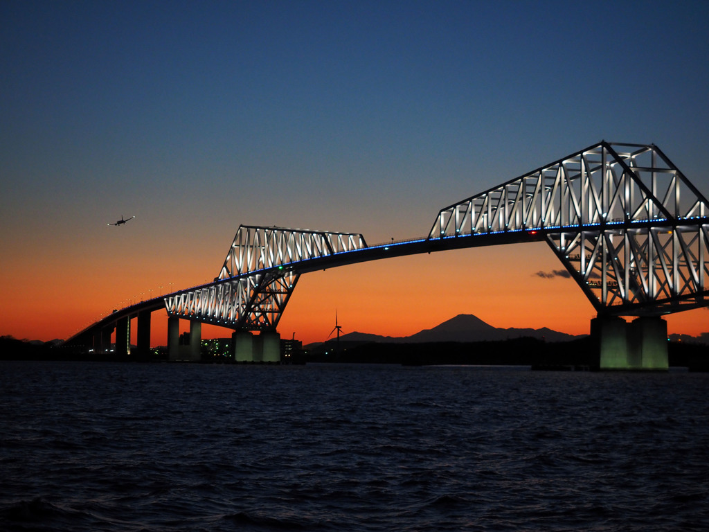 橋の下に富士山がくっきり。ようやく撮影出来ました。