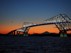 橋の下に富士山がくっきり。ようやく撮影出来ました。