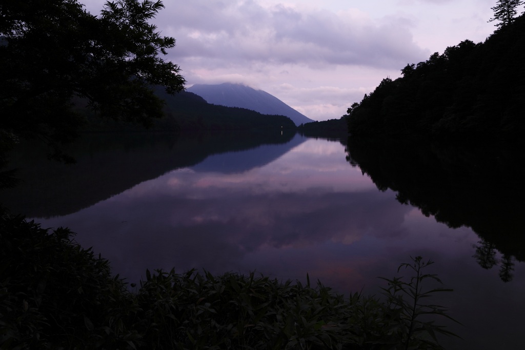 湯ノ湖と男体山の夕暮れ