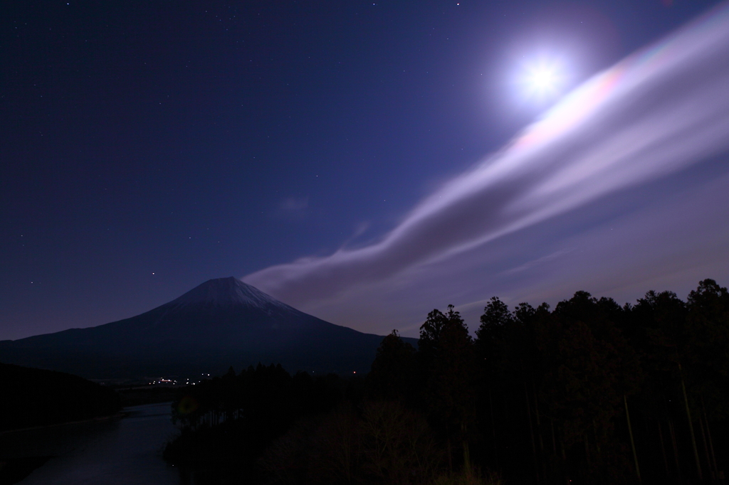 凍てつく夜空に彩雲と月