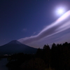 凍てつく夜空に彩雲と月