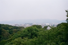 清水寺より京都タワーをのぞむ