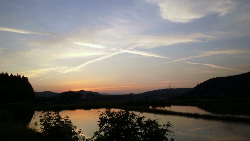 クロスする飛行機雲