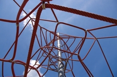 ジャングルジムと青空