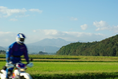 那須の山並とバイク