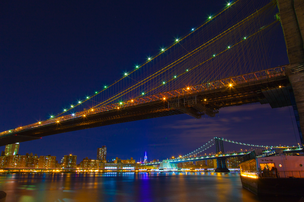 二連の橋が示す光がマンハッタンへの道標
