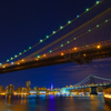 二連の橋が示す光がマンハッタンへの道標