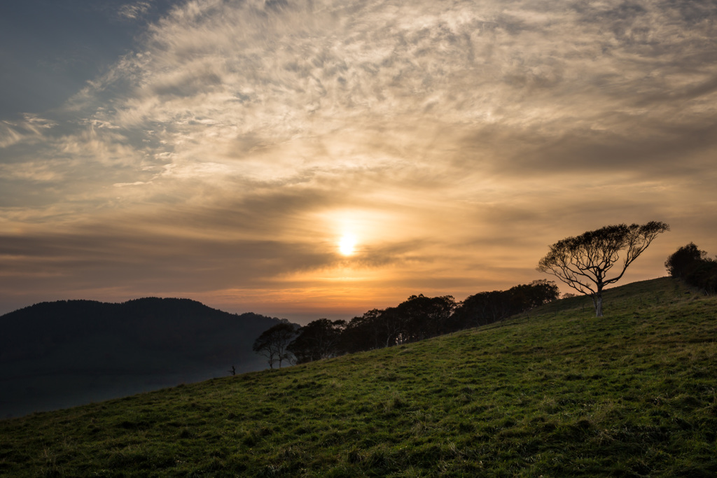 高原と夕日