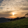 高原と夕日