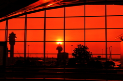 赤い夕日の空港